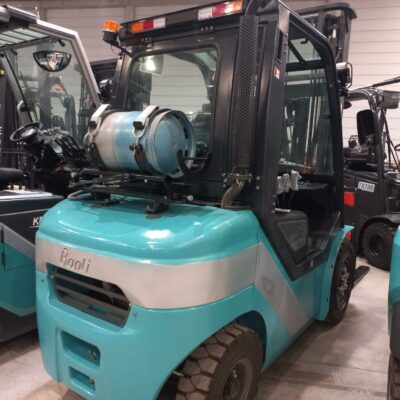 Chariot élévateur à gaz neuf de marque Baoli modèle KBG 25+ Doosan EU5.. 2500 kg. Hauteur de levée mat  duplex 4000mm. Pare brise avant et arrière.. B16010L00004