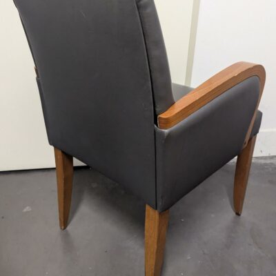 Fauteuils en simili cuir gris anthracite, accoudoirs en bois type chêne clair. 84 x 57 x 60 cm. 16 unités vendues avec faculté de réunion.
