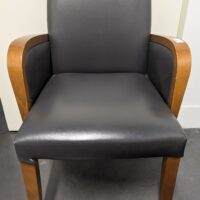Fauteuils en simili cuir gris anthracite, accoudoirs en bois type chêne clair. 84 x 57 x 60 cm. 16 unités vendues avec faculté de réunion. – Image 3