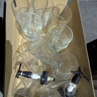 Lot de vaisselle diverse dont assiettes, tasses et sous-tasses, coupelles, verres, etc…