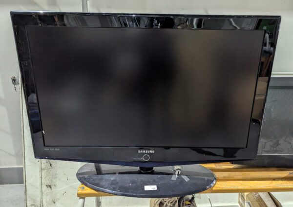 TV 40 pouces sur pied de marque Samsung modèle LE40R73BD