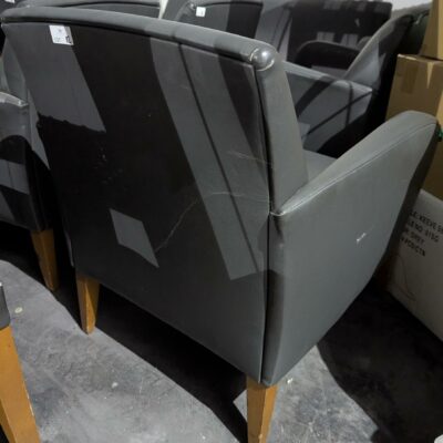 5 fauteuils en simili cuir anthracite, pieds en bois vernis (accidents). 77 x 70 x 71 cm.