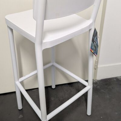 Chaise haute de marque Resol en polypropylene blanc. 102 x 40 x 43 cm (état neuf)
