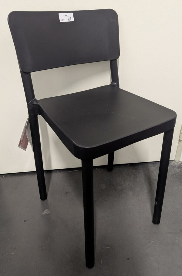 Chaise de marque Resol en polyproplylène noir. 73 x 38 x 42 cm