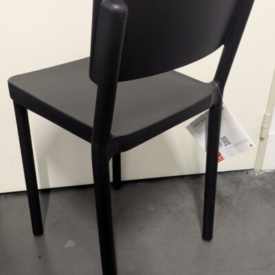 Chaise de marque Resol en polyproplylène noir. 73 x 38 x 42 cm