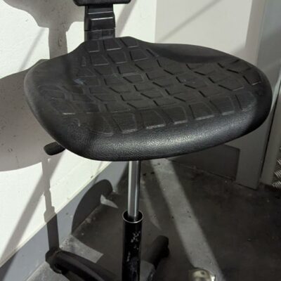 3 tabourets hauts pivotants ajustables dont 2 avec repose-pied (usures)