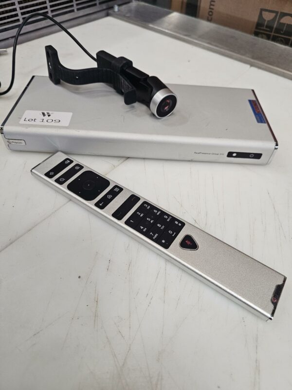 Hub/mini PC de marque Polycom modèle Group310 type P001, vendu avec 1 caméra Polycom Eagle Eye et sa télécommande. 22 unités. Vendu à l'unité avec faculté de réunion.