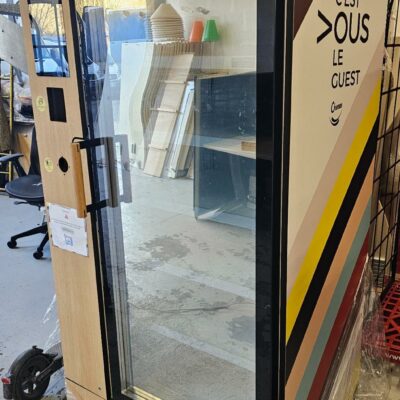 Armoire réfrigérée connectée permettant la distribution de plats de marque IARP modèle Glee 42 V2 Open It, façade finition bois. 198 x 93 x 61 cm. 6 unités. Vendu à l’unité avec faculté de réunion.