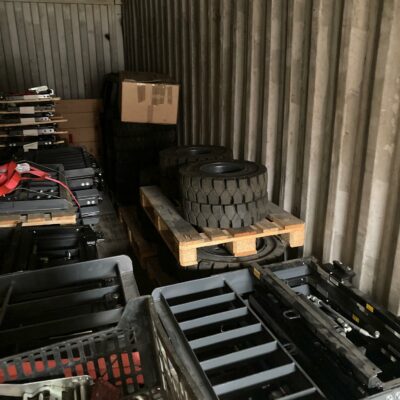 3O palettes d’accessoires de chariots élévateurs neufs, comprenant: des tabliers à déplacement latérales, des dosserets et des pneus pleins souples. Soit environs une centaine de dosseret, une cinquantaine de TDL et de PPS.