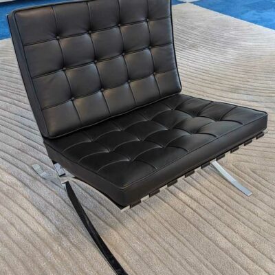 Fauteuil design Mies Van Der Rohe modèle Barcelona édition KNOLL STUDIO E08M en cuir noir, piètement en acier chromé. 76 x 76 x 76 cm. Localisation : 7 ouest
