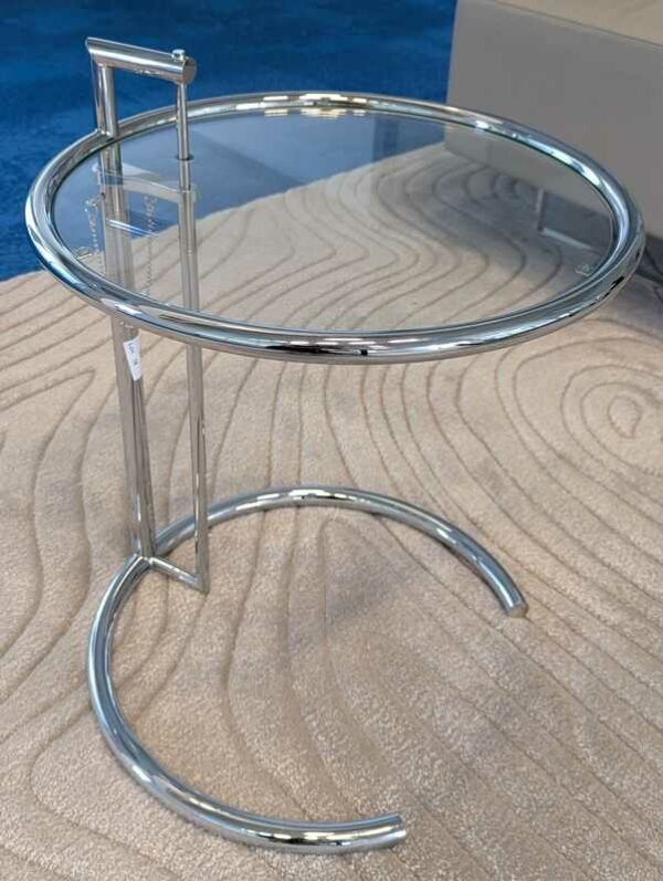 Table d'appoint design Eileen Grey modèle E1027 édition CLASSICON à hauteur réglable en métal chromé et verre. Hauteur mini : 55 cm. Hauteur maxi : 93 cm. Localisation : 7 ouest