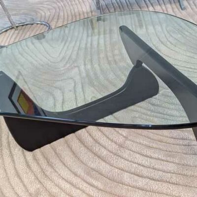 Table basse design Isamu Noguchi modèle Noguchi Table édition VITRA en frêne noir, plateau en verre. 40 x 127 x 91 cm. Localisation : 7 ouest