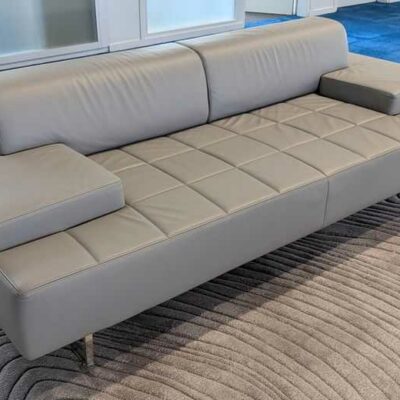 Canapé design Pierluigi Cerri modèle Quadra édition POLTRONA FRAU en cuir beige. 70 x 220 x 86 cm. Localisation : 7 ouest
