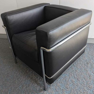 Fauteuil design Le Corbusier, Jeanneret, Perriand modèle LC2 édition CASSINA n° 192598 en cuir noir. 70 x 75 x 70 cm. Localisation : 7 ouest