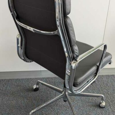 Fauteuil pivotant ajustable design Charles et Ray Eames modèle Soft Pad EA219 édition VITRA, structure en aluminium, garniture en cuir gris anthracite, piètement sur roulettes. 106 x 58 x 56 cm. Localisation : 7 ouest