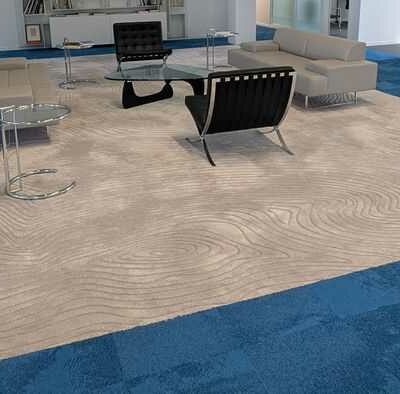 Tapis à fond gris clair à décor de rinceaux. 526 x 765 cm. Localisation : 7 ouest