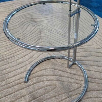 Table d’appoint design Eileen Grey modèle E1027 édition CLASSICON à hauteur réglable en métal chromé et verre. Hauteur mini : 55 cm. Hauteur maxi : 93 cm. Localisation : 7 ouest