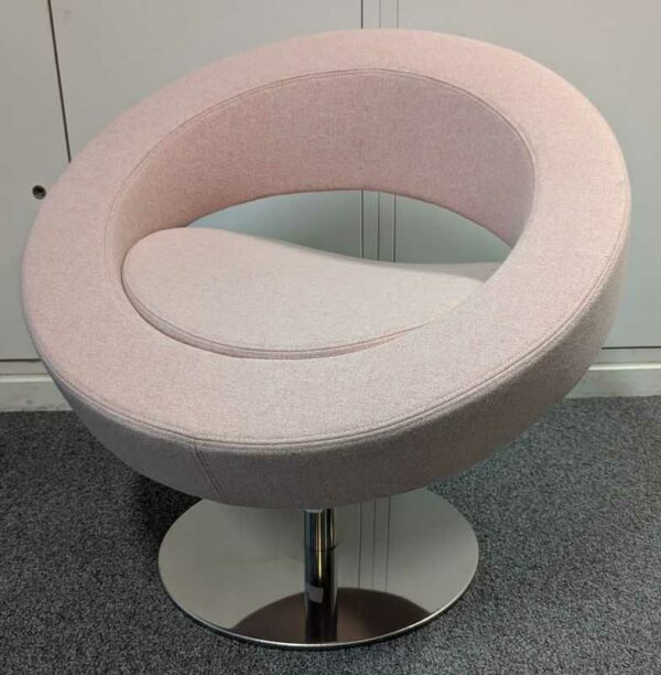 Fauteuil pivotant design Busk+Hertzog modèle Hello édition SOFTLINE en feutrine rose pale, piètement en acier chromé. 72 x 73 cm. Localisation : 7 ouest