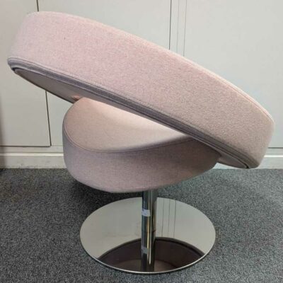 Fauteuil pivotant design Busk+Hertzog modèle Hello édition SOFTLINE en feutrine rose pale, piètement en acier chromé. 72 x 73 cm. Localisation : 7 ouest