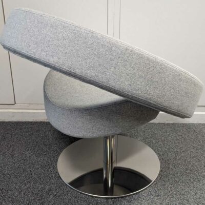 Fauteuil pivotant design Busk+Hertzog modèle Hello édition SOFTLINE en feutrine gris clair, piètement en acier chromé. 72 x 73 cm. Localisation : 7 ouest