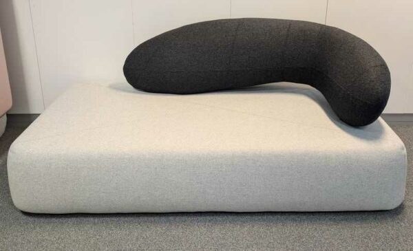 Canapé design Hiromichi Konno modèle Chat édition SOFTLINE recouvert de feutrine gris clair et dossier gris anthracite. 87 x 200 x 100 cm. Localisation : 7 ouest