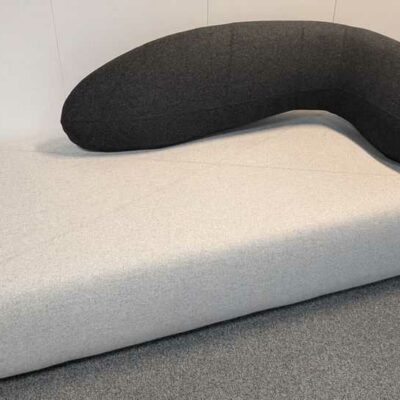 Canapé design Hiromichi Konno modèle Chat édition SOFTLINE recouvert de feutrine gris clair et dossier gris anthracite. 87 x 200 x 100 cm. Localisation :