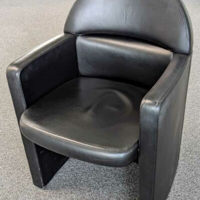 Paire de fauteuils POLTRONA FRAU modèle Meeting Pelle en cuir noir sur roulettes. 86 x 60 x 64 cm. Localisation : 5ème coursive