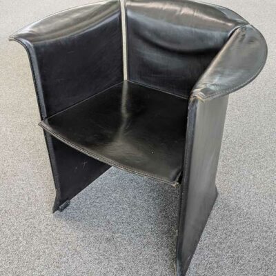 Paire de fauteuils de marque CASSINA réf LI-4 en cuir noir 72 x 67 x 56 cm. (usures). Localisation : 5ème coursive
