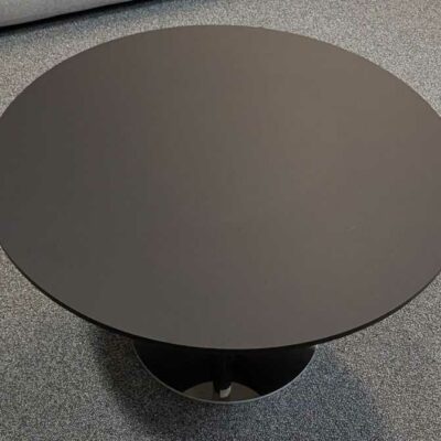 Table basse à plateau rond en bois laqué noir et piètement en acier chromé. 40 x 70 cm. Localisation : 7 ouest