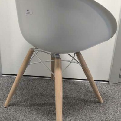 Paire de fauteuils design Pocci & Dondoli modèle Gliss édition PEDRALI, coque en plastique blanc, piètement en bois naturel avec croisillons en acier laqué blanc. 80 x 58 x 50 cm. Localisation : 6 ouest