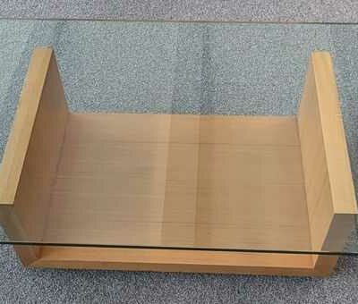 Table basse, plateau rectangulaire en verre reposant sur un socle en bois (petit éclat). 35 x 140 x 70 cm. Localisation : 5ème coursive