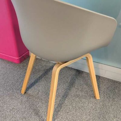 Paire de fauteuils design Hee Welling modèle About a Chair édition HAY, coque en plastique couleur taupe,  piètement en bois naturel. 80 x 59 x 48 cm. Localisation : 4 est