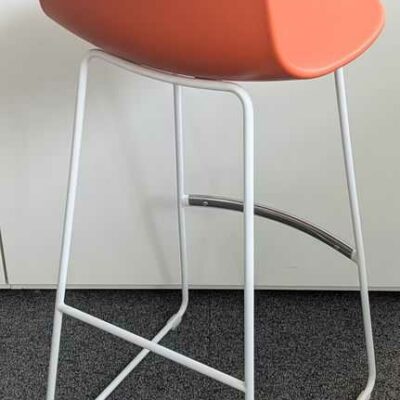 Tabouret haut de marque ENEA structure en acier laqué blanc, coque en plastique orange, 78 x 78 x 45 cm. 3 unités. Vendu à l’unité avec faculté de réunion. Localisation : 7 ouest