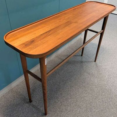 Console rectangulaire à bords arrondis en bois, piètement avec entretoise. 80 x 125 x 35 cm. Localisation : 2 est