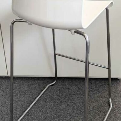 Tabouret haut empilable de marque Ikea modèle Glenn, structure en acier chromé, coque en plastique blanc. 101 x 52 x 57 cm. Localisation : 7 ouest