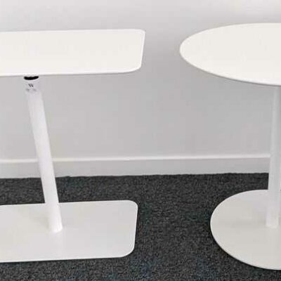 2 tables d’appoint réglables en hauteur en bois stratifié et acier laqué blanc, une ronde et une rectangulaire. Hauteur max: 76 cm . Hauteur mini : 53 cm. Localisation : 7 ouest