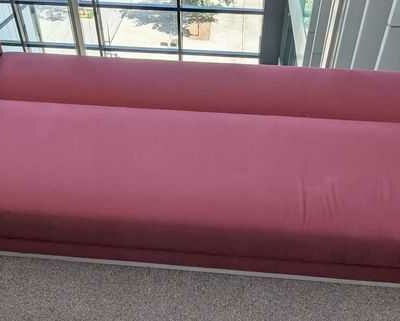 Canapé lit de marque TACCHINI recouvert de tissu couleur grenat. 55 x 255 x 100 cm. Localisation : 4ème coursive