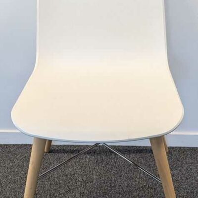 Suite de 4 chaises de marque CONNECTION modèle Laurel coque polypropylène blanc piétement bois avec croisillons. 78 x 44 x 52 cm. Localisation : 6 ouest