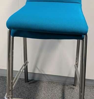 Suite de 4 chaises hautes de marque NARBUTAS, armature en acier chromé, garniture en tissu bleu roi. 103 x 46 x 50 cm. Localisation : 6 ouest
