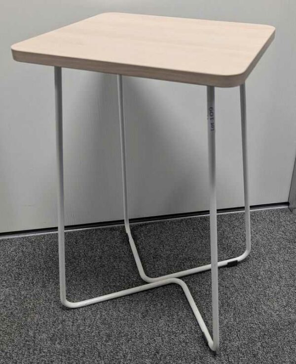 Table d'appoint de marque STEELCASE plateau carré bois stratifié couleur hêtre pied acier laqué blanc. 60 x 68 x 34 cm. Localisation : 6 ouest