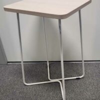 Table d'appoint de marque STEELCASE plateau carré bois stratifié couleur hêtre pied acier laqué blanc. 60 x 68 x 34 cm. Localisation : 6 ouest – Image 2