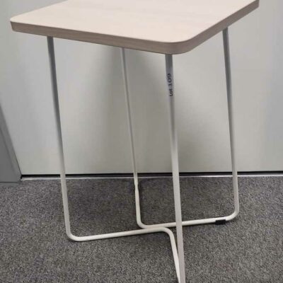 Table d’appoint de marque STEELCASE plateau carré bois stratifié couleur hêtre pied acier laqué blanc. 60 x 68 x 34 cm. Localisation : 6 ouest
