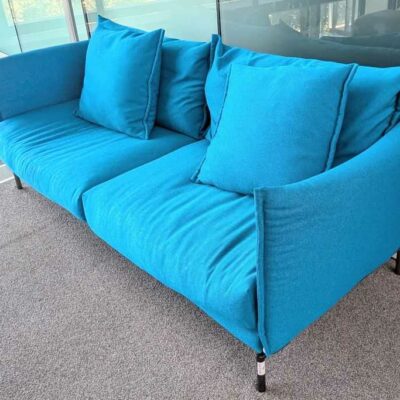 Canapé de marque MOROSO modèle Gentry recouvert de tissu chiné bleu, coussins amovibles, piètement en acier laqué noir. 83 x 207 x 80 cm. Localisation : 5 est