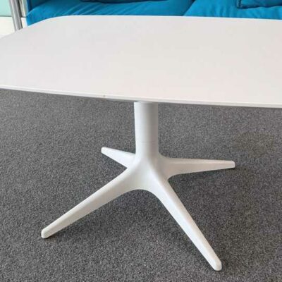 Table basse plateau rectangulaire à bords arrondis en bois blanc reposant sur un piètement en X acier laqué blanc. 52 x 90 x 70 cm. Localisation : 5 ème coursive
