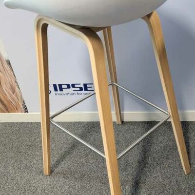 Paire de tabourets hauts design Hee Welling modèle About A Stool édition HAY, coque en plastique blanc, piétement en bois naturel avec repose-pied en métal. 85 x 50 x 50 cm. Localiusation : 4 est