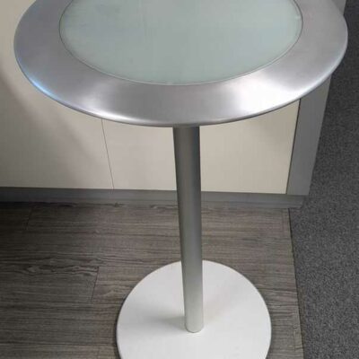Mange debout de marque INDECASA en métal brossé, plateau rond avec insert en plastique. 113 x 60 cm. Localisation : 7 ouest