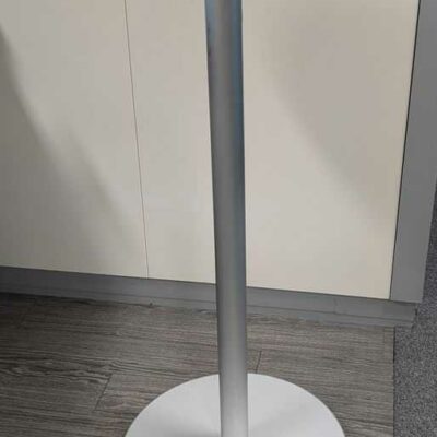 Mange debout de marque INDECASA en métal brossé, plateau rond avec insert en plastique. 113 x 60 cm. Localisation : 7 est