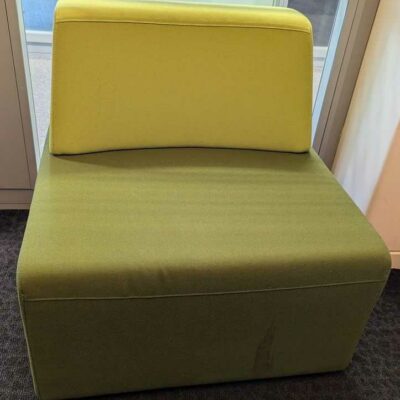 Paire de fauteuils de marque STEELCASE recouverts de tissu bicolore vert clair/ vert kaki modèle Cube-2 (tâches). 80 x 78 x 75 cm. Localisation : 6 ouest