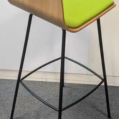 Suite de 4 chaises hautes, coque en bois contreplaqué, galette d’assise en tissu vert, piètement en acier laqué noir. 100 x 40 x 44 cm. Localisation : 6 est