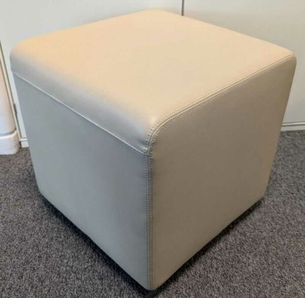 Paire de poufs sur roulettes de marque Steelcase modèle Cube en simili cuir beige.  43 x 43 x 43 cm. Localisation : 5ème coursive